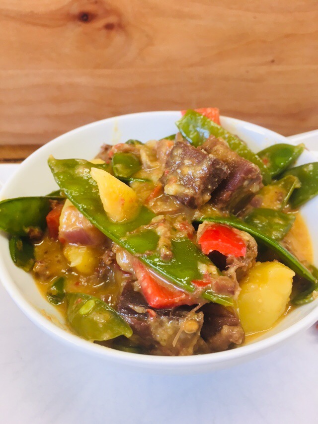 Jackfruit Curry mit Zuckerschoten