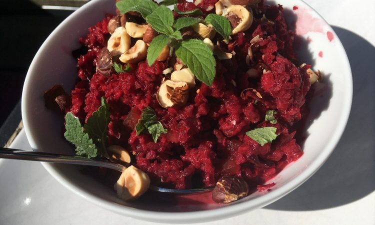 Rote Bete Apfel Salat mit Haselnüssen und Minze