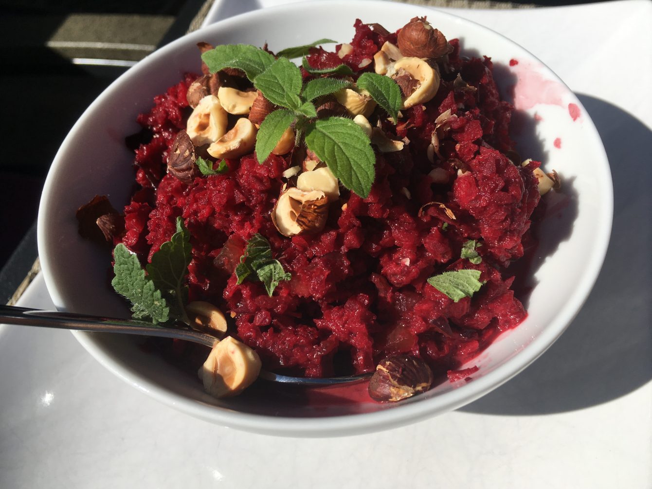 Rote Bete Apfel Salat mit Haselnüssen und Minze