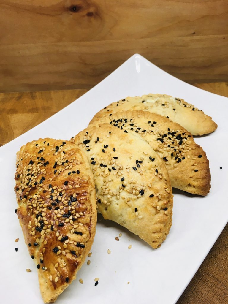 Tiropitakia Kourou - Griechische gefüllte Teigtaschen mit Feta-Käse