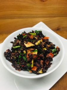 Indonesischer Mango Chili Reissalat