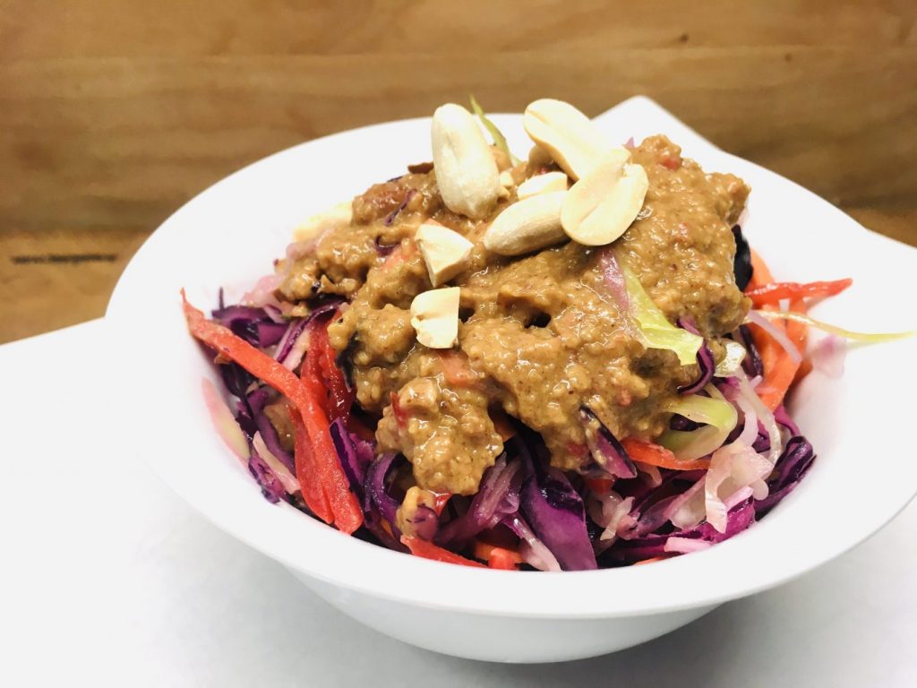 Asiatischer Krautsalat mit Erdnuss Ingwer Dressing