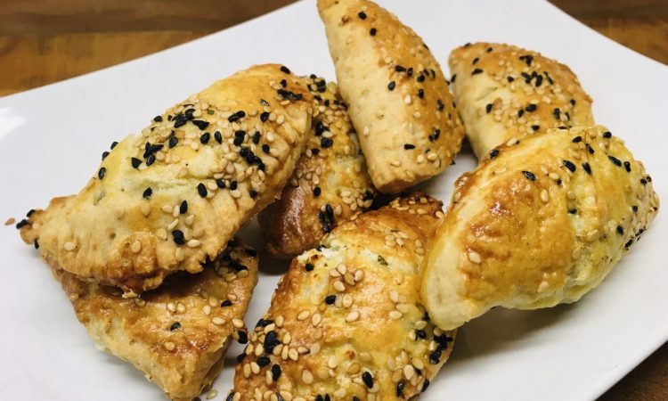 Tiropitakia Kourou - Griechische gefüllte Teigtaschen mit Feta-Käse