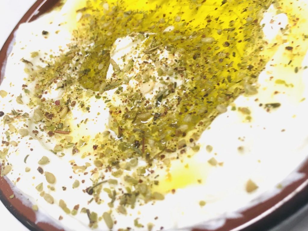 Labneh - Griechischer Frischkäse Dip mit Olivenöl und Za’atar