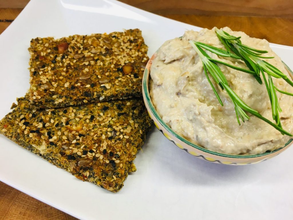 Leinsamen Cracker mit Sesam und Artischocken Hummus 