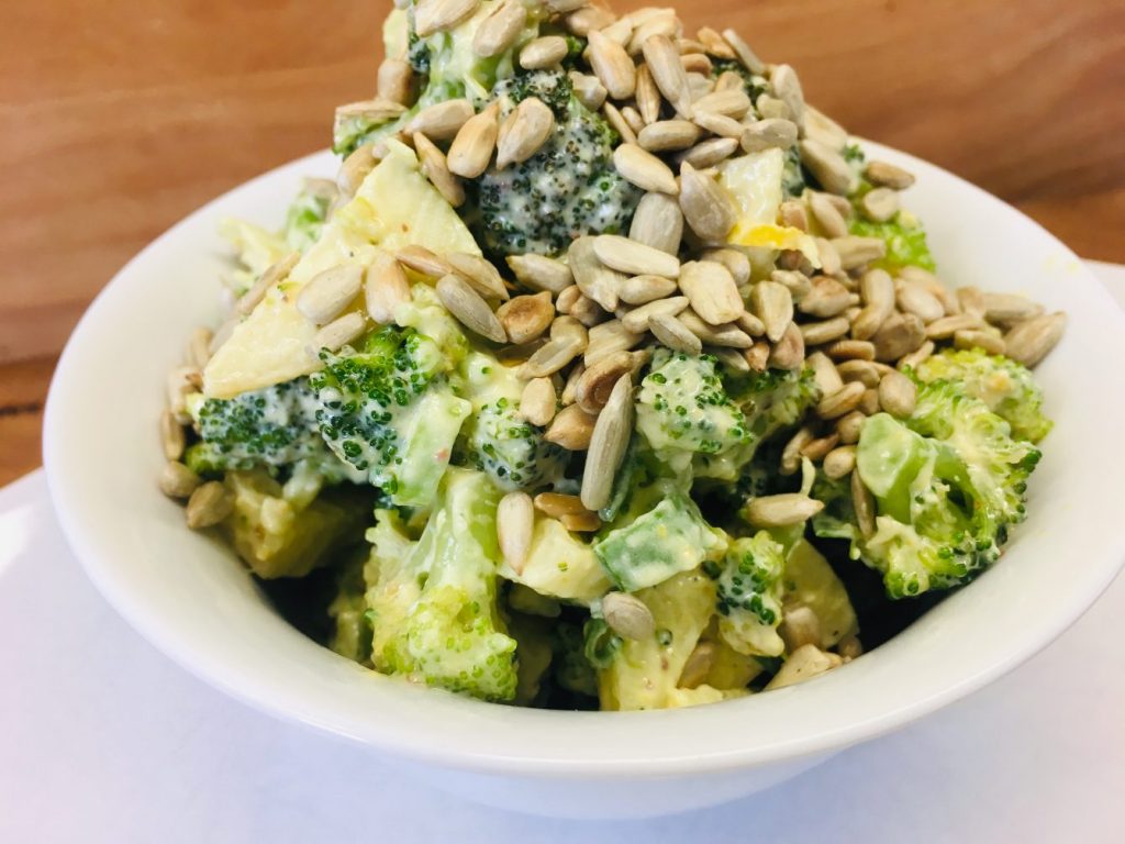 Brokkoli Salat mit Apfel, Avocado und Minze