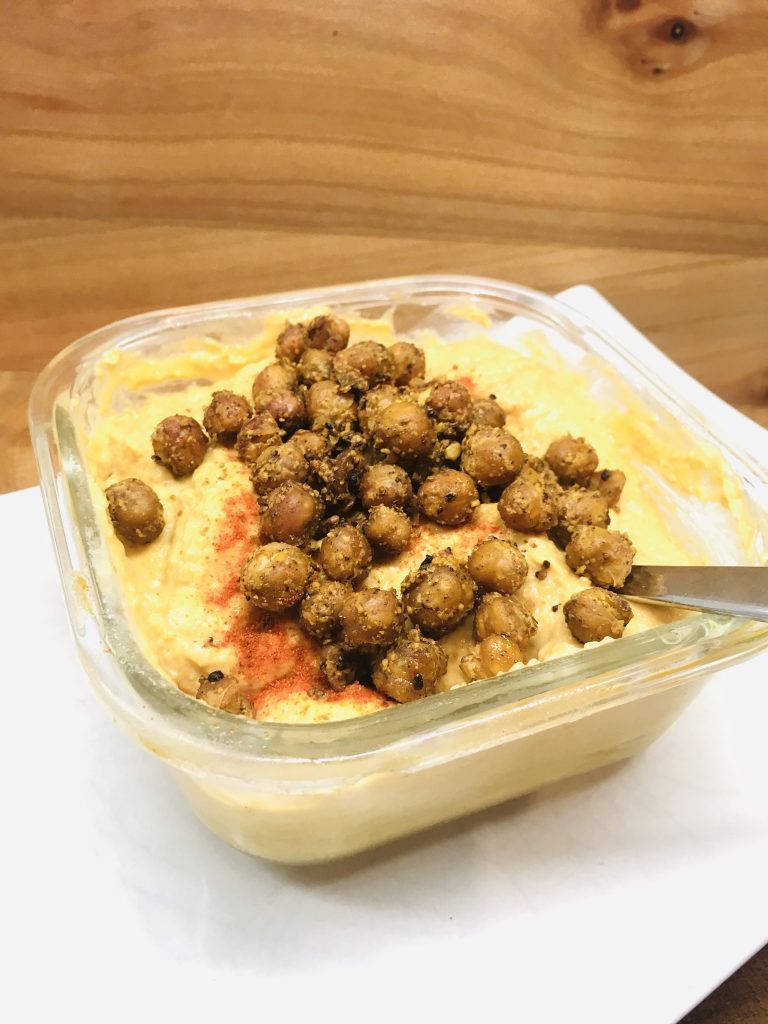 Süßkartoffel Hummus mit gerösteten Kichererbsen