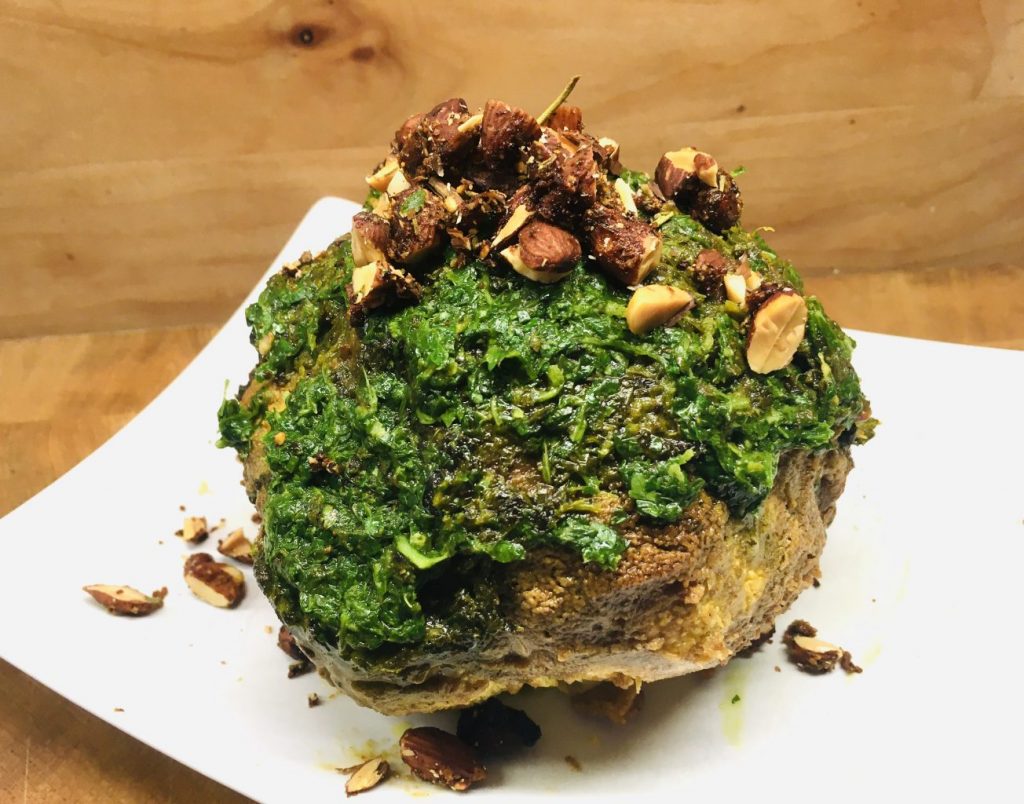 Gerösteter Blumenkohl mit Baharat Tahini Kruste und Zitronen Kräuter Öl