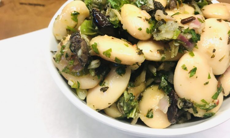 Gigantes - Griechischer Riesenbohnen Salat mit Oliven und Kapern