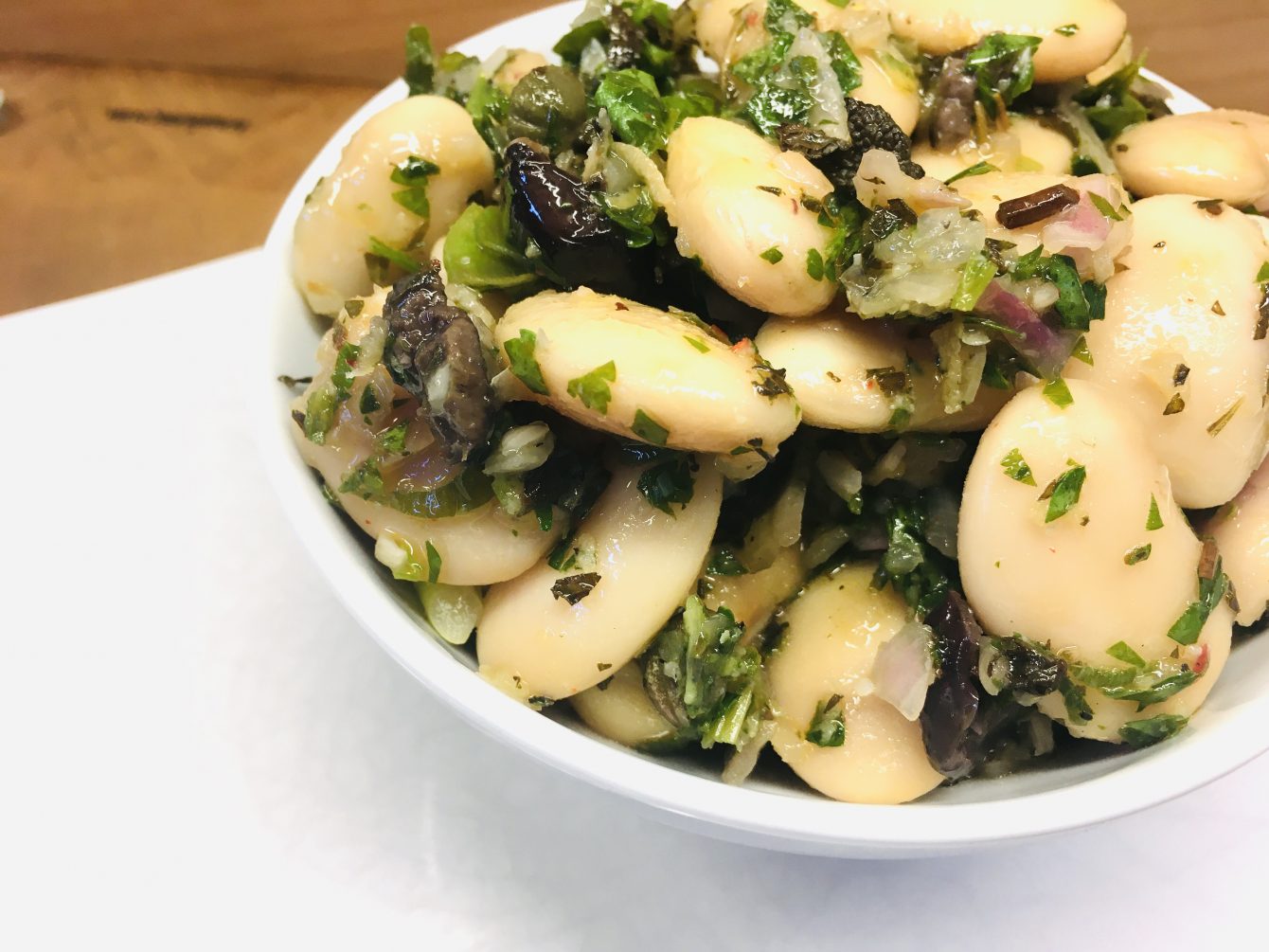 Gigantes - Griechischer Riesenbohnen Salat mit Oliven und Kapern