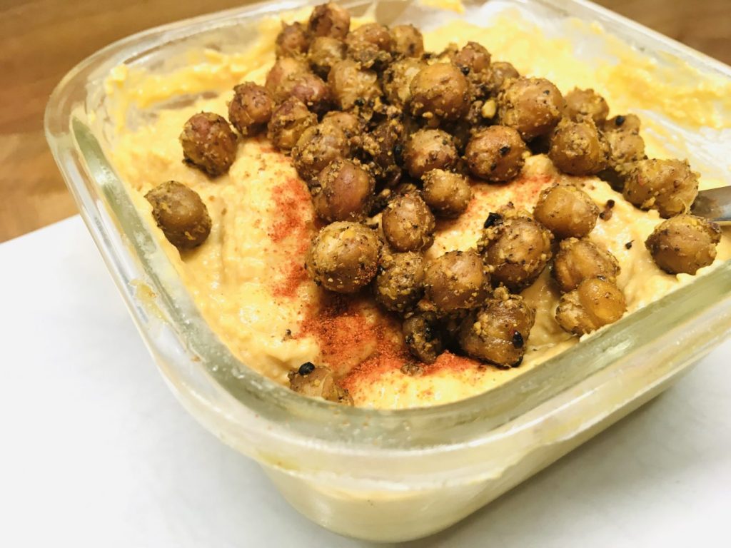 Süßkartoffel Hummus mit gerösteten Kichererbsen