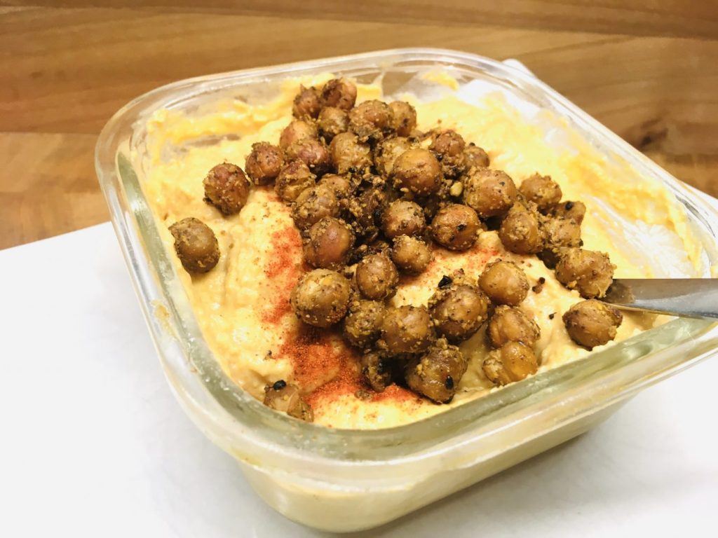 Süßkartoffel Hummus mit gerösteten Kichererbsen