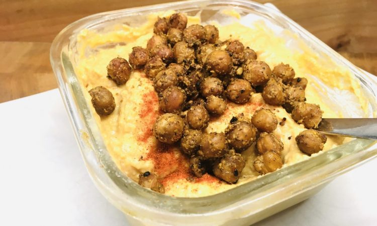 Süßkartoffel Hummus mit gerösteten Kichererbsen