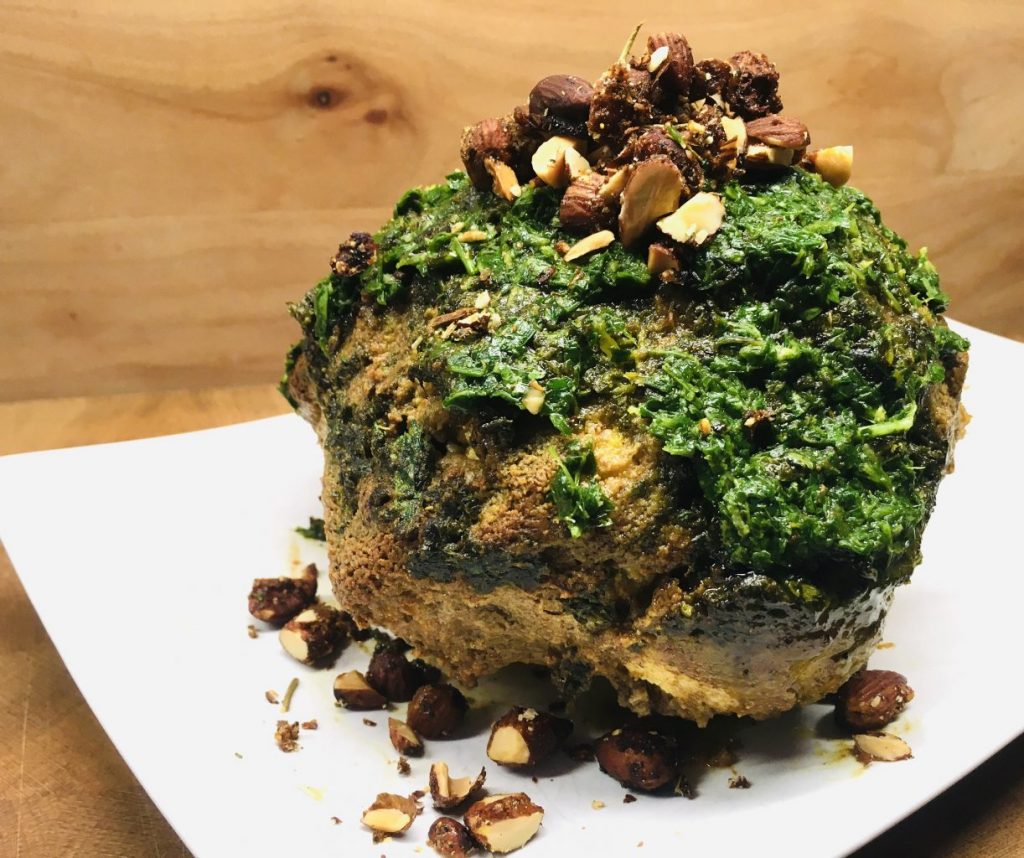 Gerösteter Blumenkohl mit Baharat Tahini Kruste und Zitronen Kräuter Öl