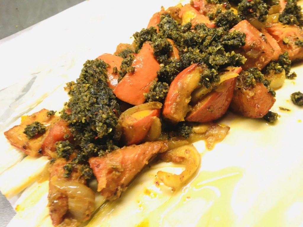 Gerösteter Kürbis mit Kürbiskern Pesto und Tahini Sauce