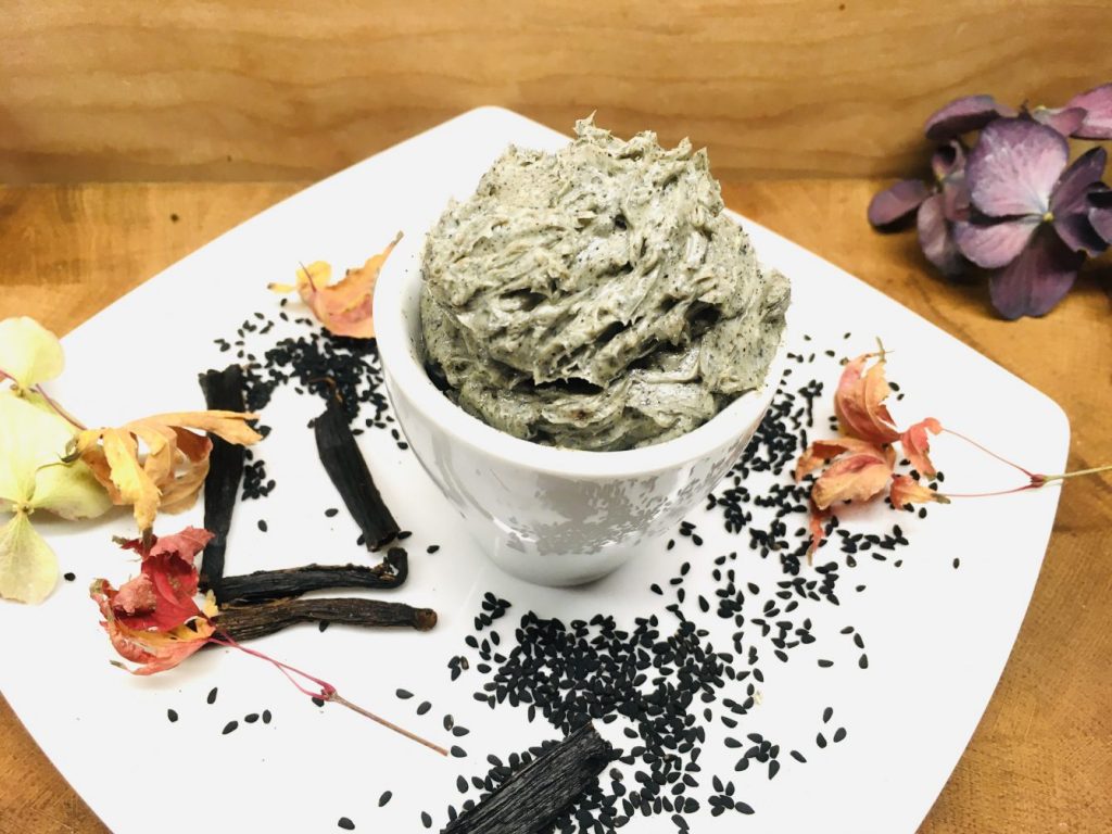Vanille Butter mit schwarzen Sesam 