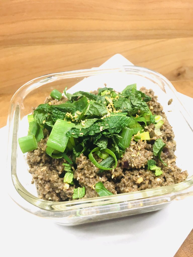 Maronen Pilz Pâté mit Thymian und karamellisierten Zwiebeln