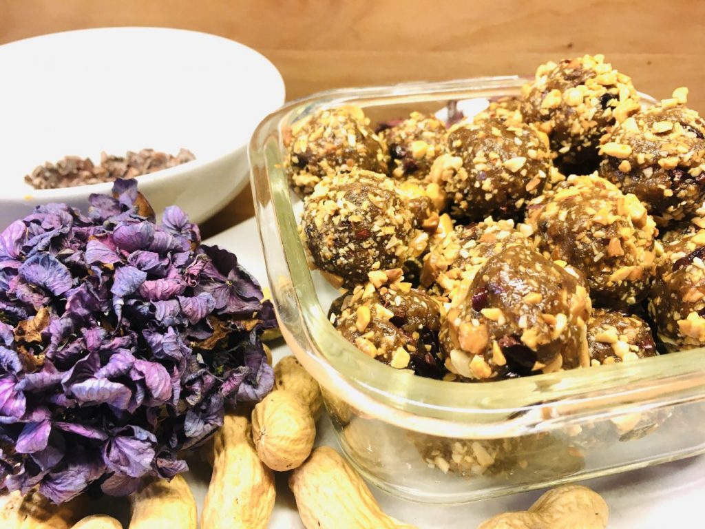 Erdnuss Dattel Energiebällchen mit Kakaonibs