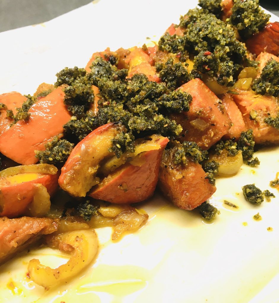 Gerösteter Kürbis mit Kürbiskern Pesto und Tahini Sauce