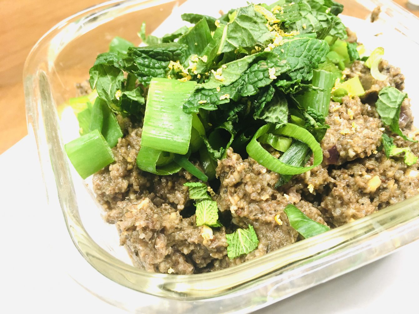 Maronen Pilz Pâté mit Thymian und karamellisierten Zwiebeln