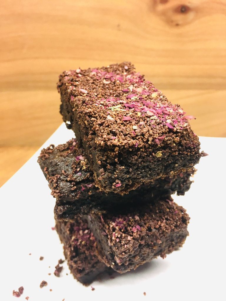 Lebkuchen Tahini Brownies mit Schokostreuseln und Rosenblüten