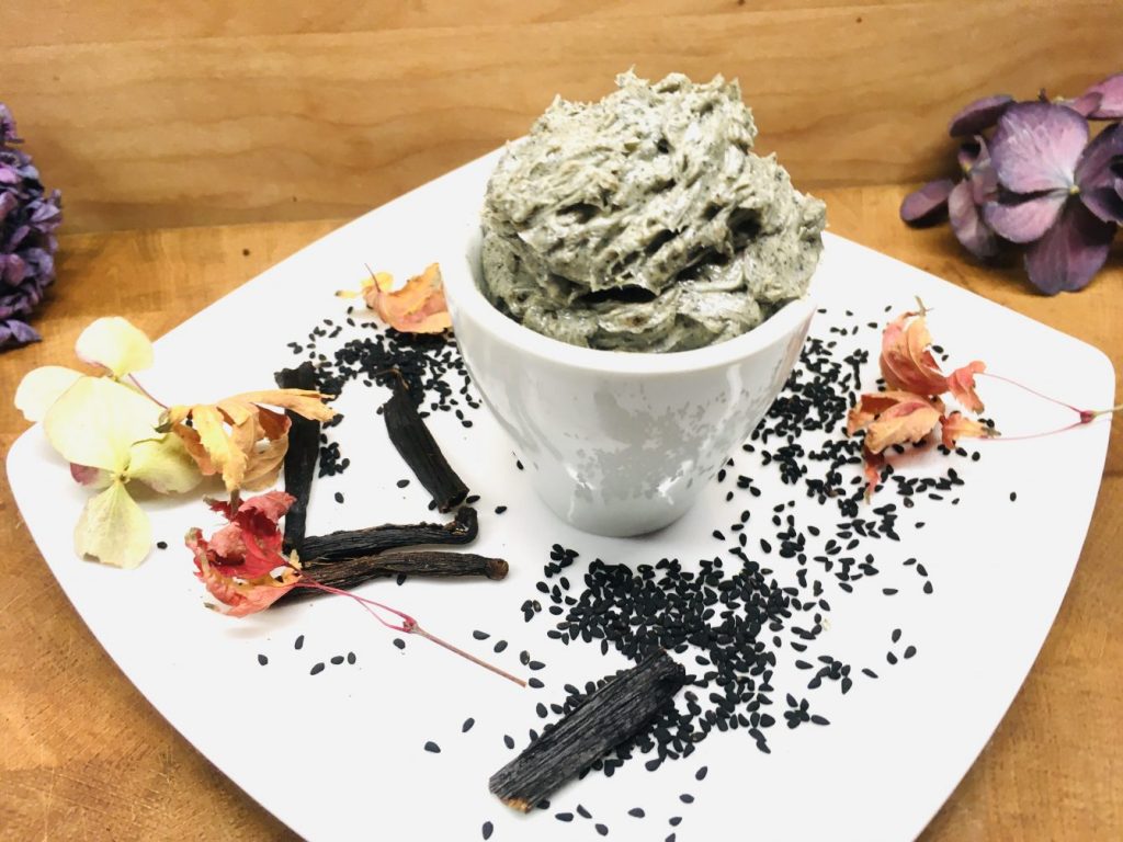 Vanille Butter mit schwarzen Sesam