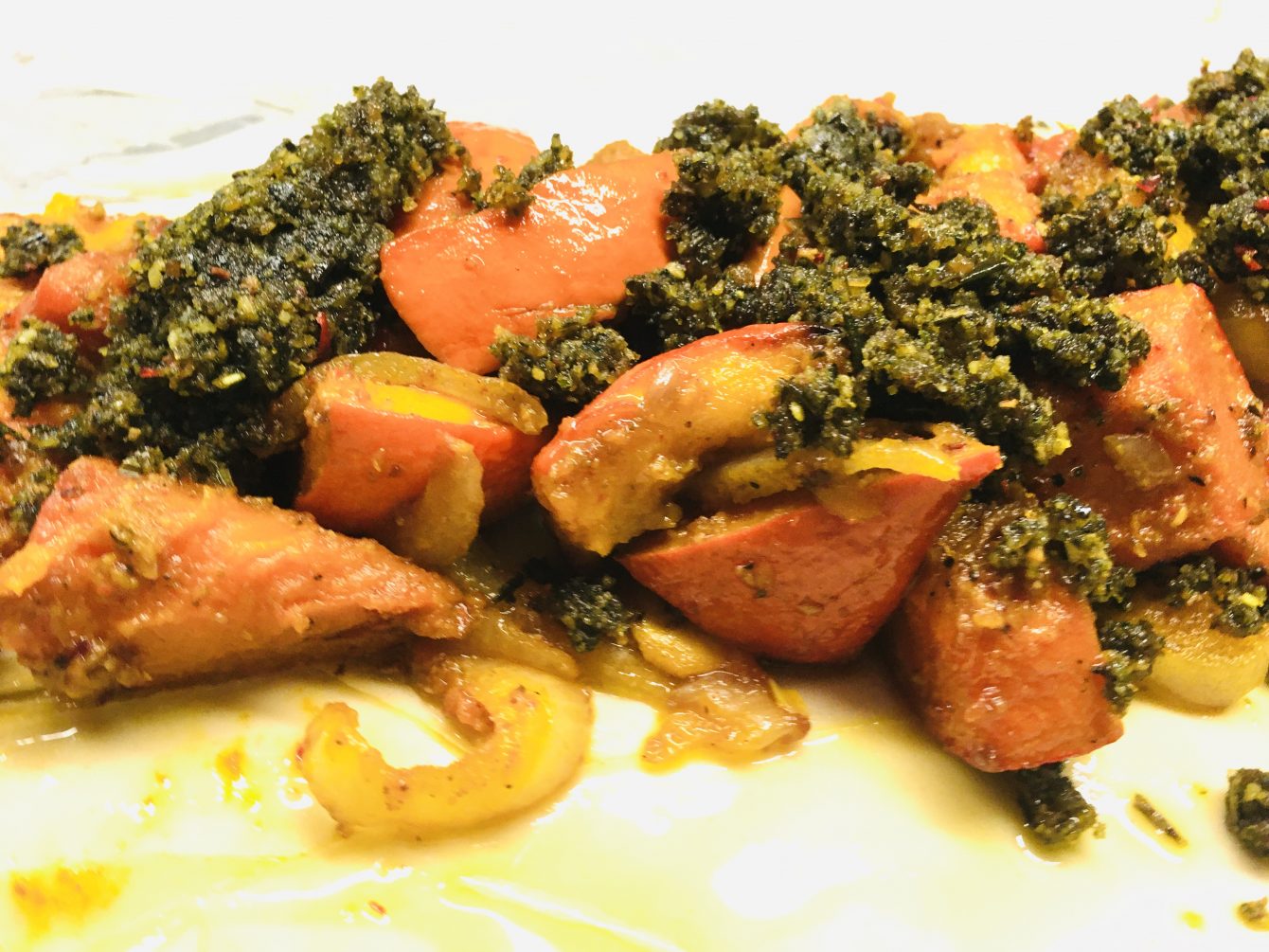 Gerösteter Kürbis mit Kürbiskern Pesto und Tahini Sauce