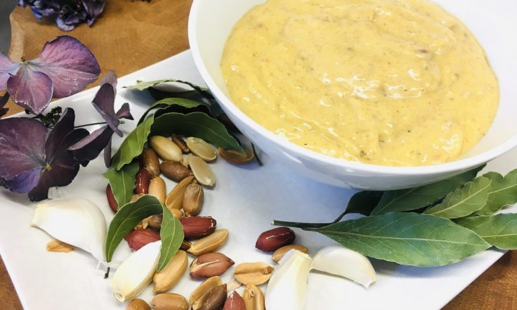 Bananen Curry Dip mit Erdnussbutter und Schalotten