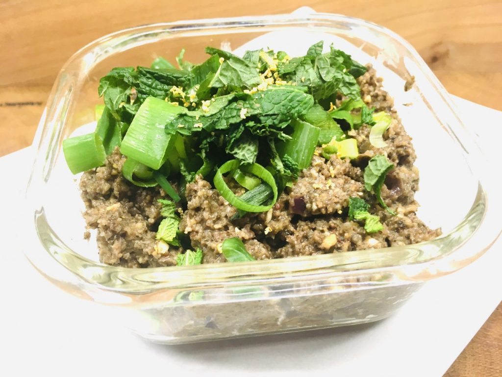 Maronen Pilz Pâté mit Thymian und karamellisierten Zwiebeln