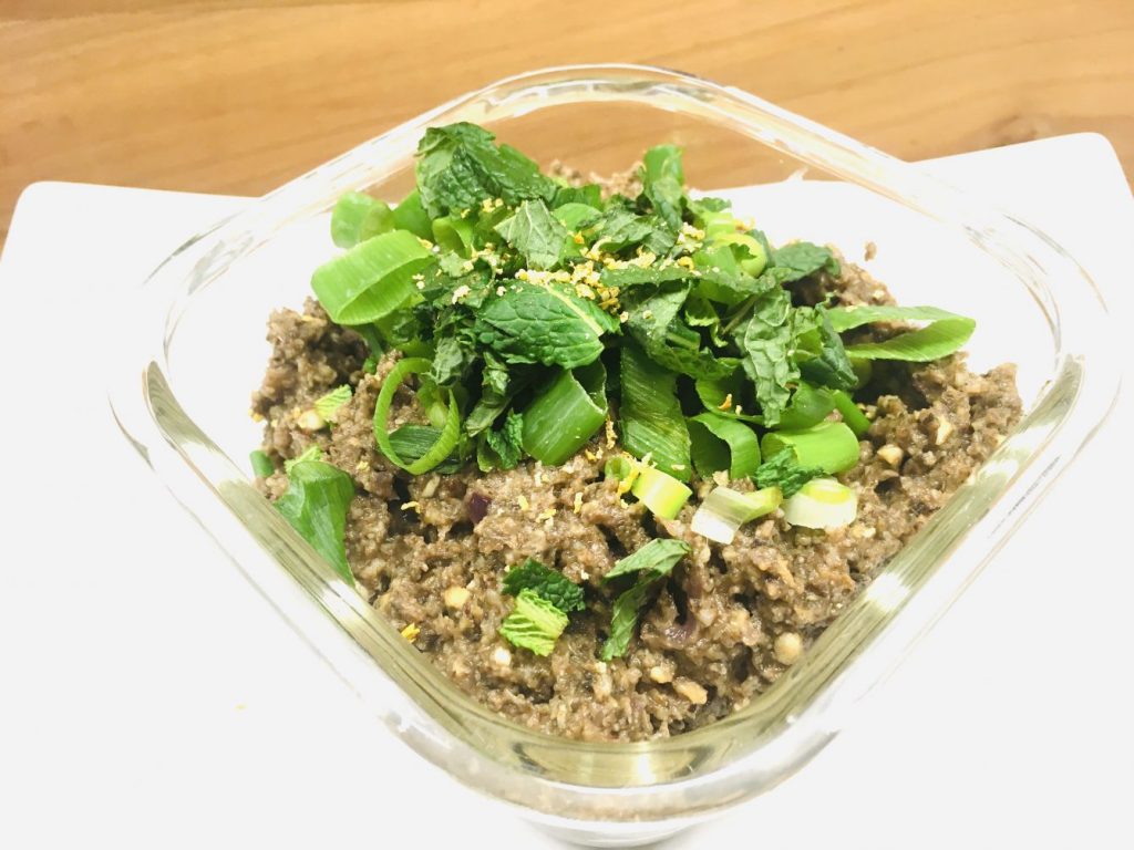 Maronen Pilz Pâté mit Thymian und karamellisierten Zwiebeln