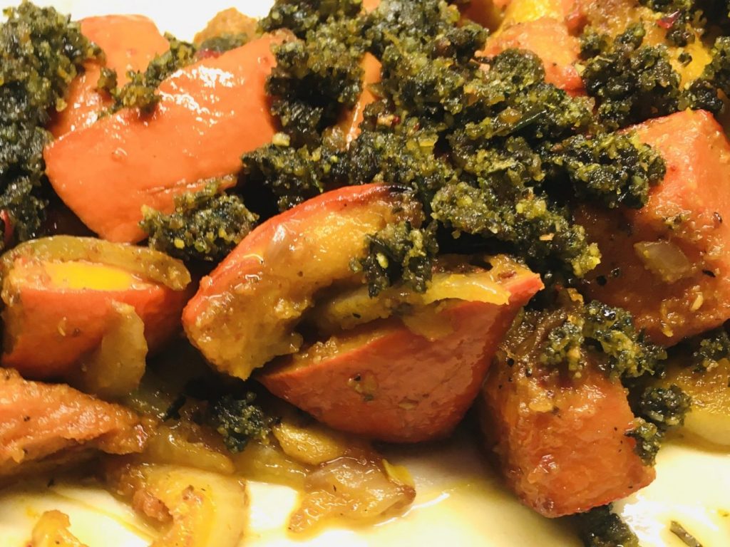 Gerösteter Kürbis mit Kürbiskern Pesto und Tahini Sauce
