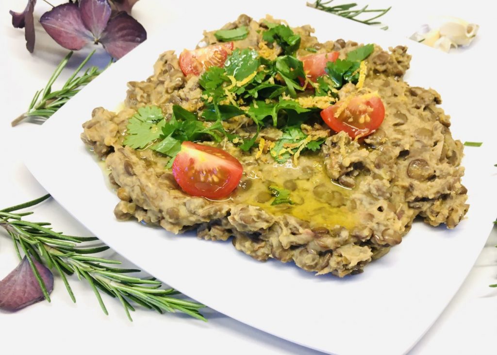 Gecrashte Linsen mit karamellisierten Zwiebeln und Tahini