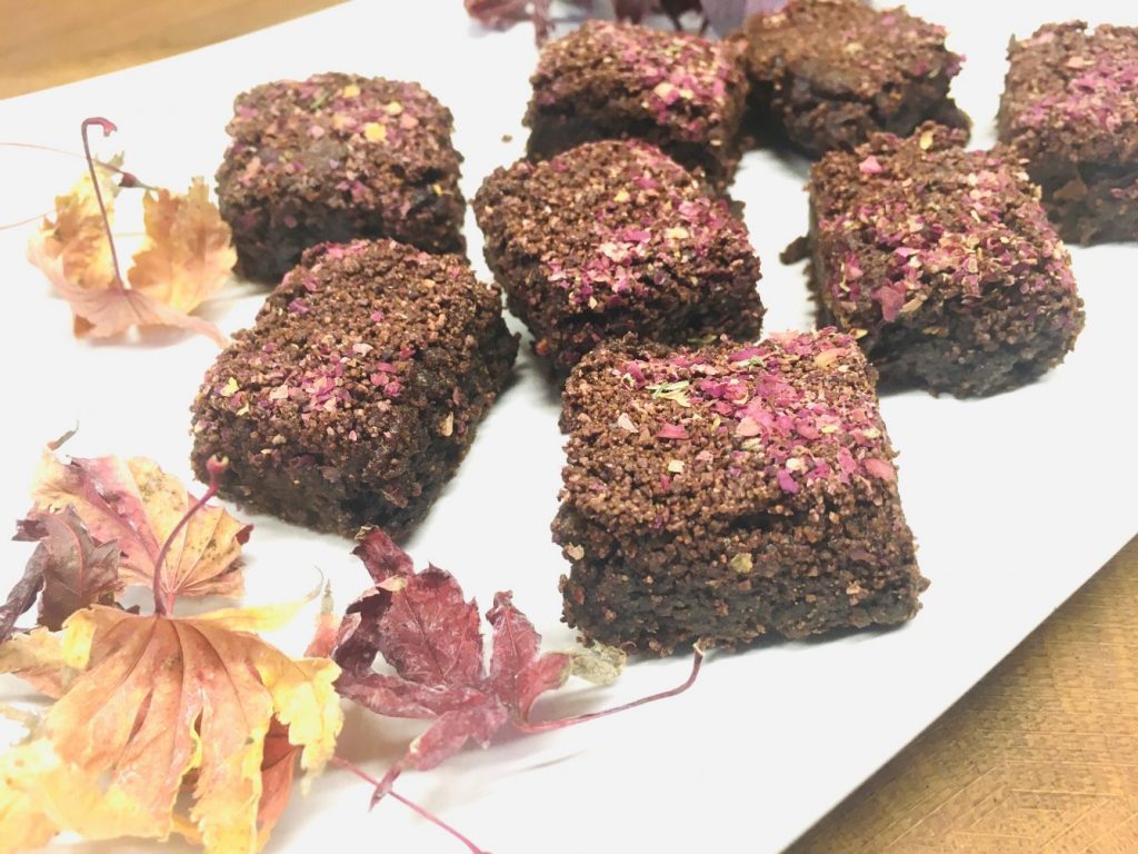 Tahini Brownies mit Schokostreuseln und Rosenblüten