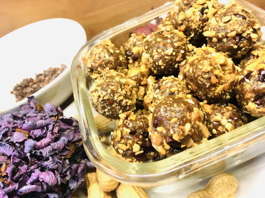 Erdnuss Dattel Energiebällchen mit Kakaonibs