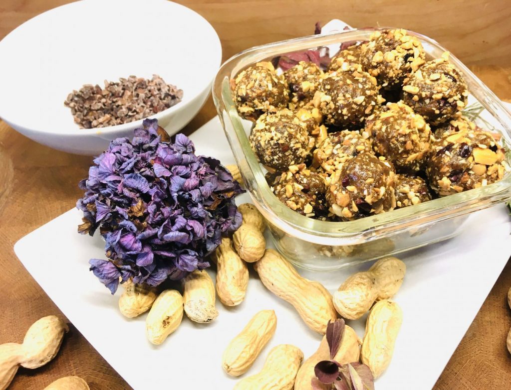 Erdnuss Dattel Energiebällchen mit Kakaonibs