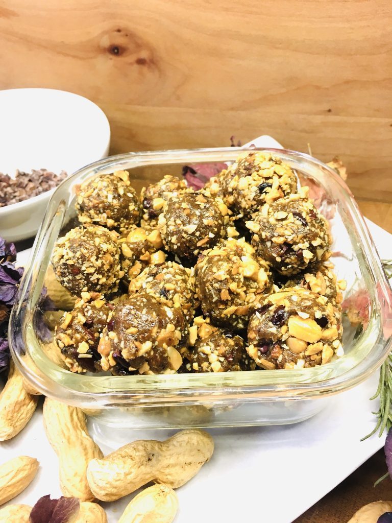 Erdnuss Dattel Energiebällchen mit Kakaonibs