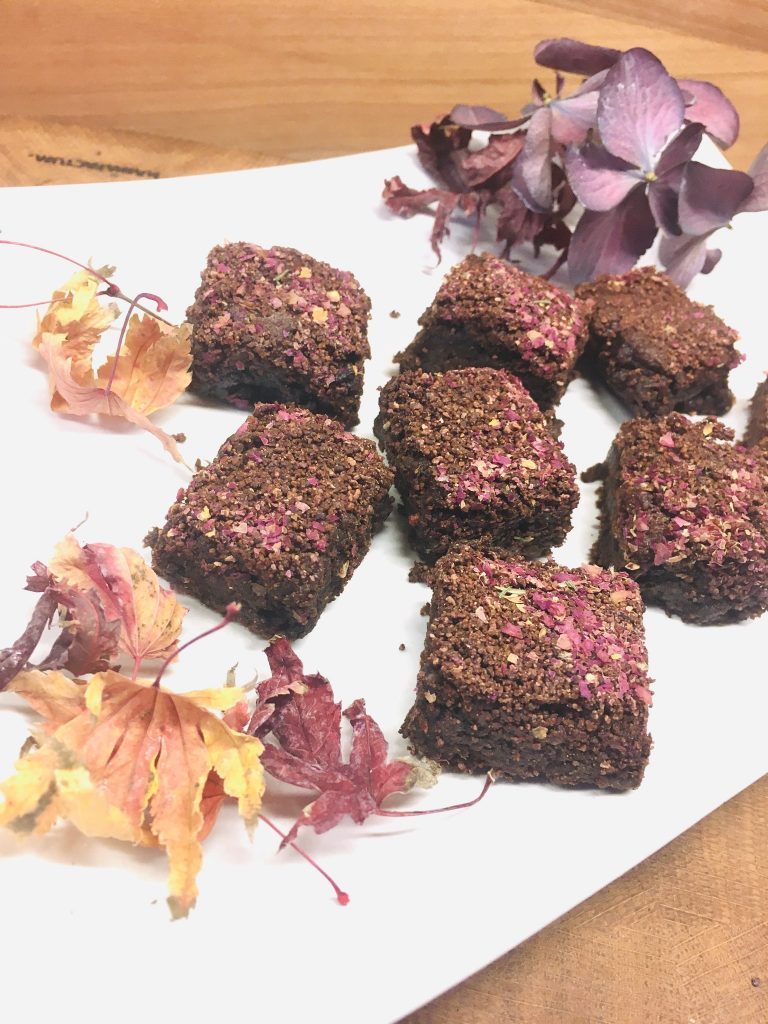 Tahini Brownies mit Schokostreuseln und Rosenblüten
