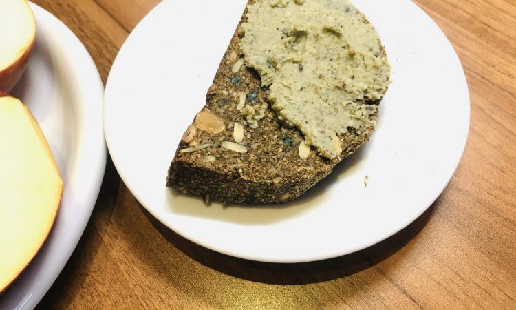 Hanfbrot mit Hanfbutter
