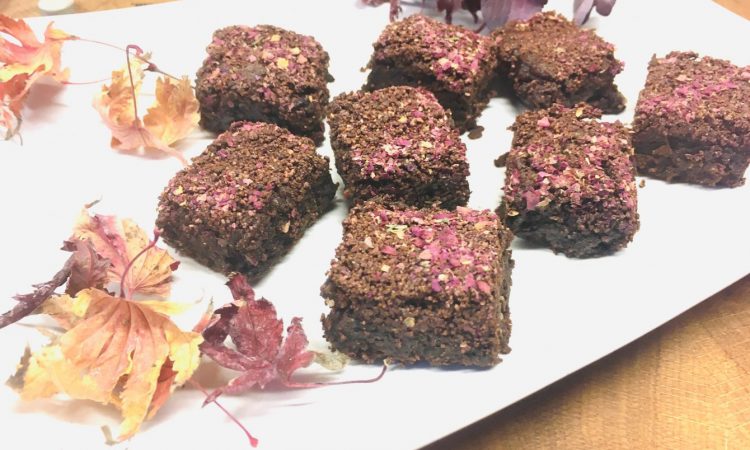 Tahini Brownies mit Schokostreuseln und Rosenblüten