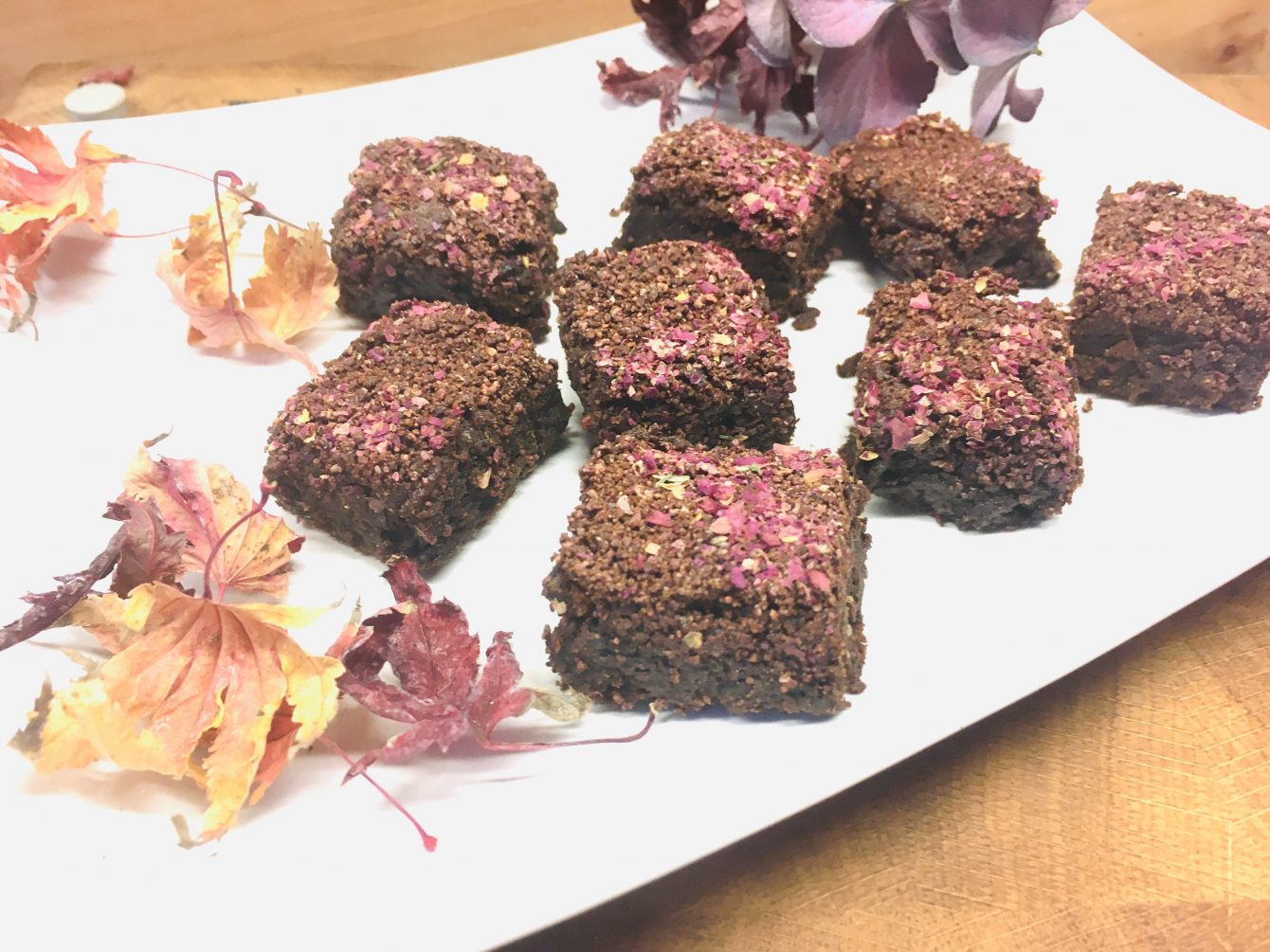 Tahini Brownies mit Schokostreuseln und Rosenblüten