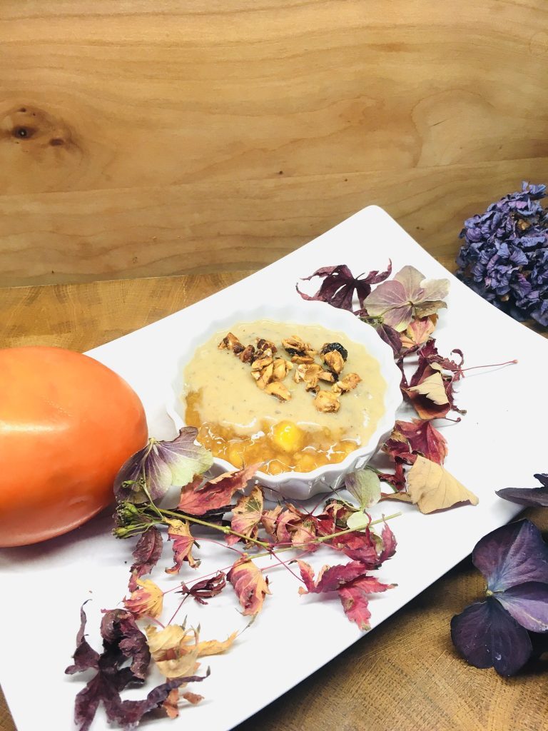 Kaki Parfait mit Dattel Karamell Creme und Haselnuss Crunch