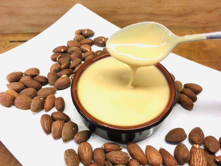 Weißes Mandelmus aus blanchierten Mandeln