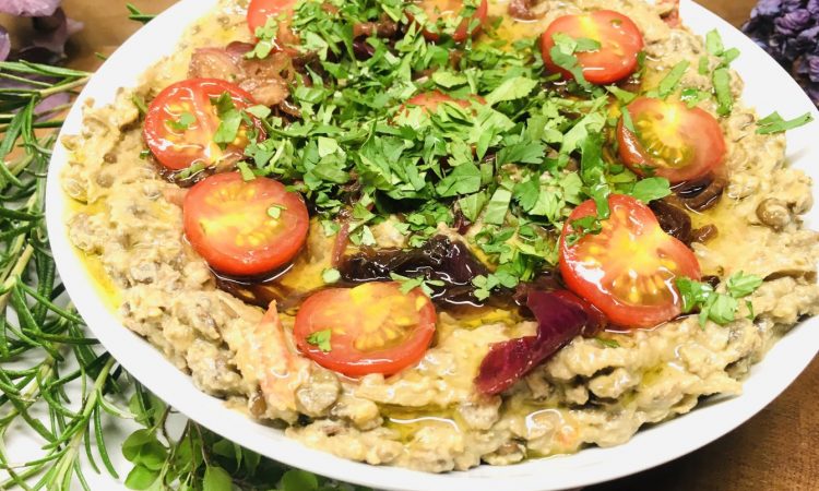 Gecrashte Tahini Linsen mit karamellisierten Zwiebeln und Tahini