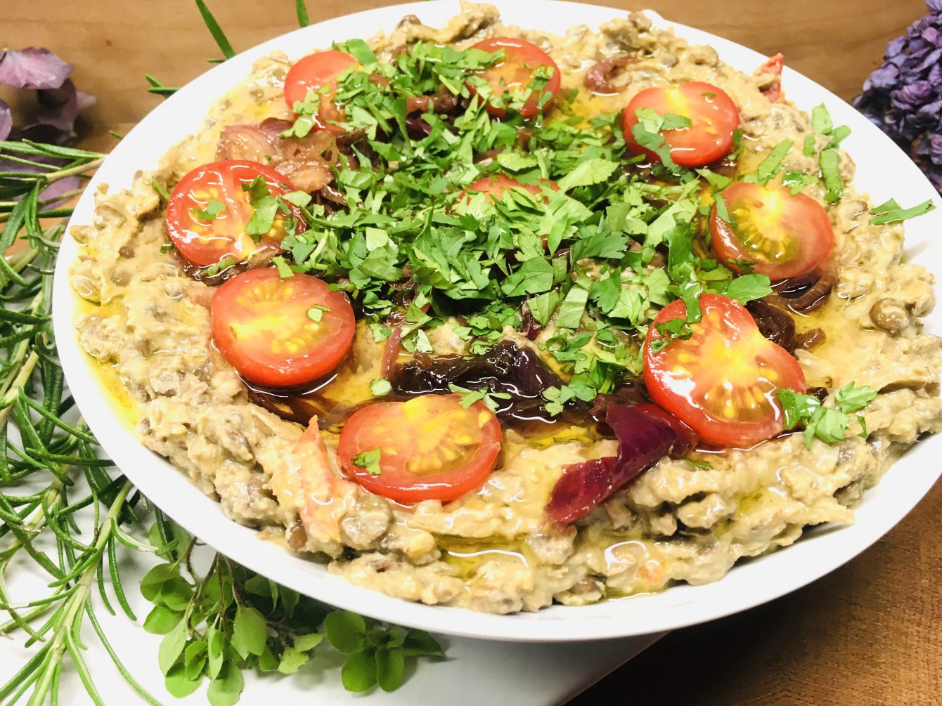 Gecrashte Tahini Linsen mit karamellisierten Zwiebeln und Tahini