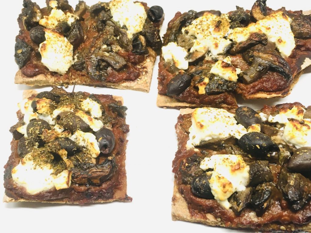 Buchweizen Pizza mit Tomaten Dattel Sauce und marinierten Champignons