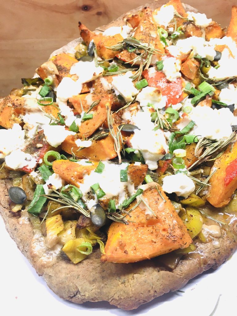 Glutenfreie Kürbis Lauch Pizza mit Buchweizen-Teig