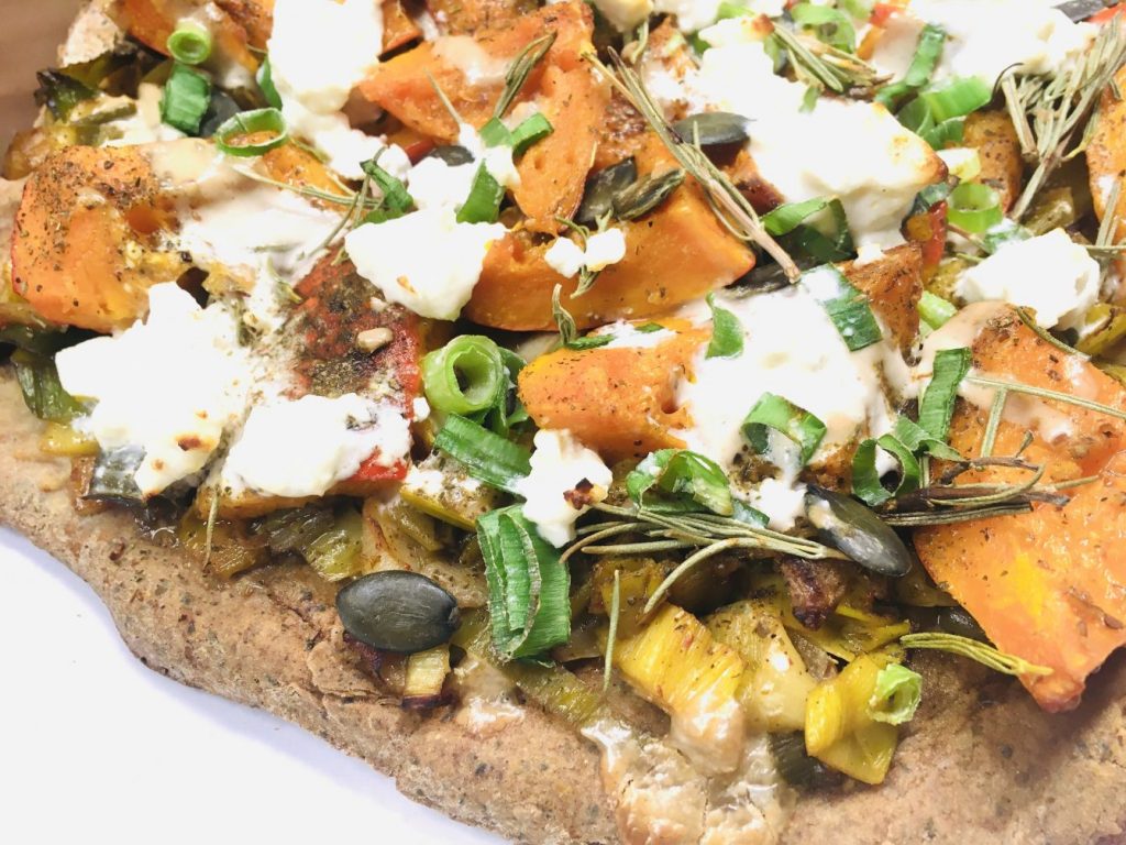 Rustikale Kürbis Lauch Pizza aus Buchweizen-Teig