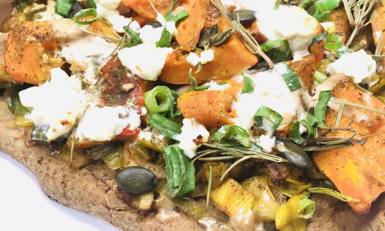 Rustikale Kürbis Lauch Pizza aus Buchweizen-Teig