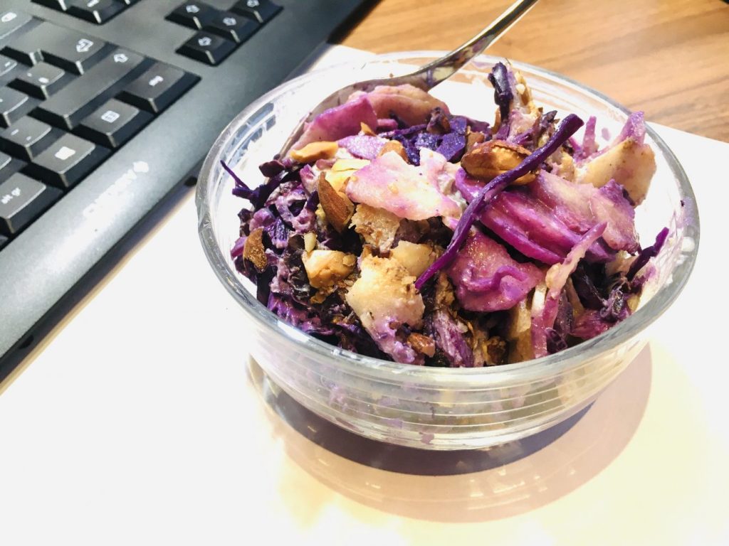 Rohkost Rotkohl Salat mit Birne und Mandel Miso Dressing