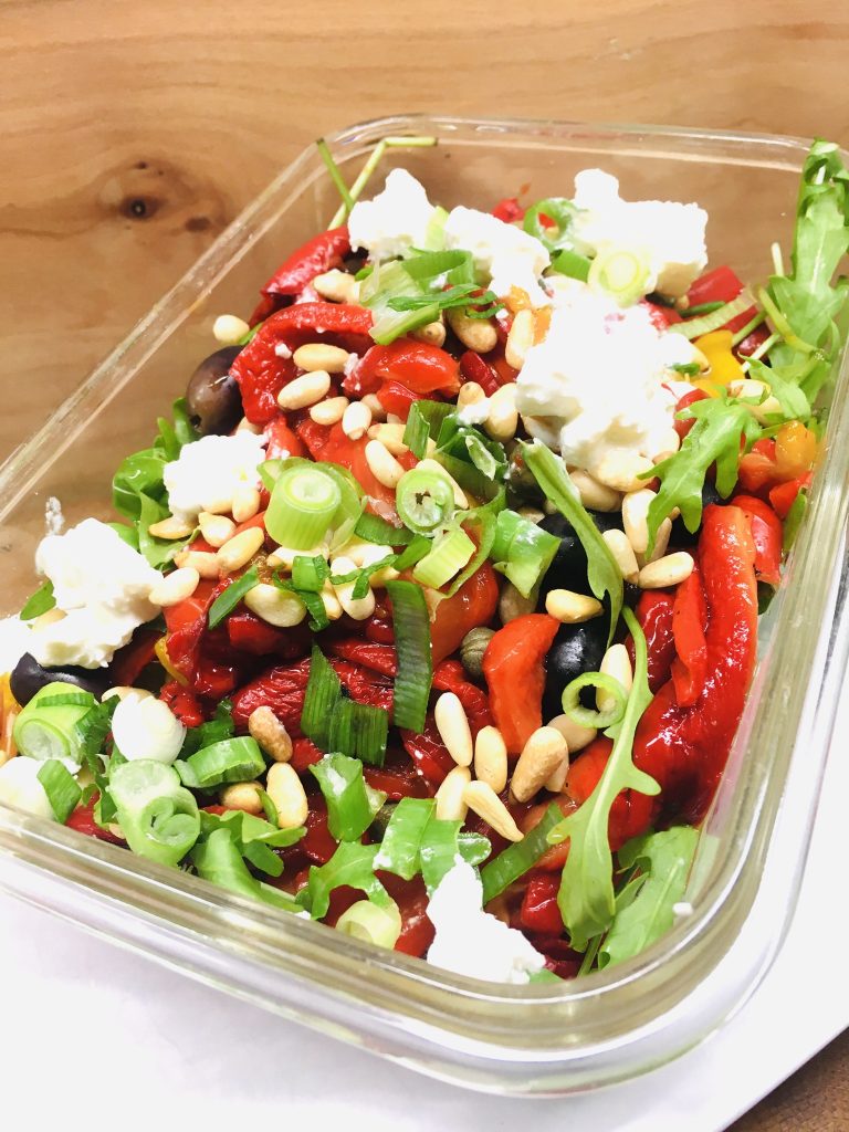 Paprika Salat mit gerösteten Paprika, Pinienkernen, Oliven und Feta